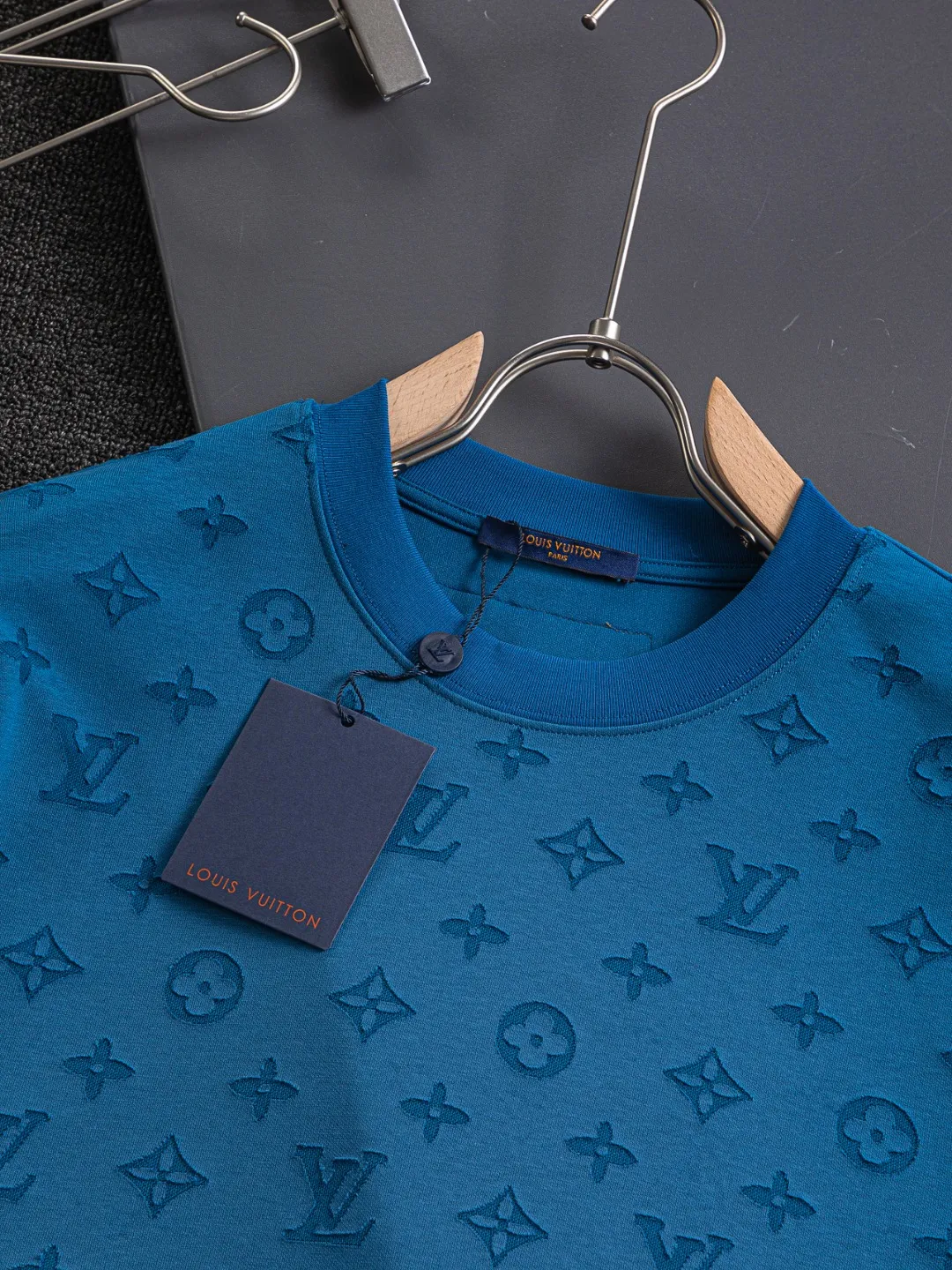 🅿️200 Louis Vuitton Louis Vuitton 1V slightly wide version S-XL 25SS LV new product counter catwalk style full body cut burnt letter logo heavy craftsmanship same style for men and women! Short-sleeves are not the same as the general public, but must be unique and eye-catching. This LV short-sleeves is all about quality, comfort, consistent style, fashion, including fabrics and cutting techniques, all of which have been made with great effort! 320 grams of washed pure cotton fabric, pure cotton is breathable, very refreshing and comfortable for daily wear. The rib knitting on the neckline is smooth and tight, and the neckline will not be skewed if you toss it at will. The loose version, you will find that it looks really good on the upper body. The overall is minimalist and neat, super versatile for daily use! Pair it casually with a pair of pants for a youthful look. A T-shirt will make your outfit crazy. It is a fashionable item that can never go wrong! Black, white, blue purple Size: S-XL Size chart: S: Shoulder width 50-Bust 54-Length 70 M: Shoulder width 52-Bust 56.5-Length 72 L: Shoulder width 54-Bust 59-Length 74 XL: Shoulder width 56-Bust 61.5-Length 76